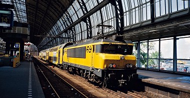 Amsterdam CS �ɒ�Ԓ��̂d�k�����Q�K�����